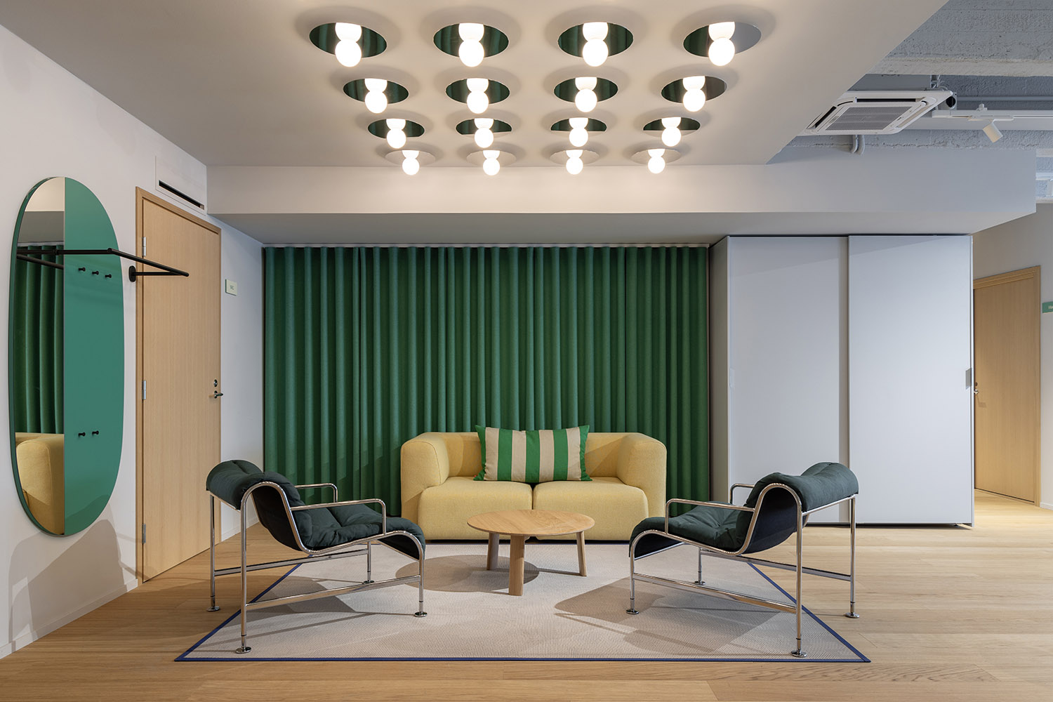 N&auml;yttelij&auml;liitto toimisto design sisustus suunnittelu sis&auml;&auml;nk&auml;ynti lounge valokatto