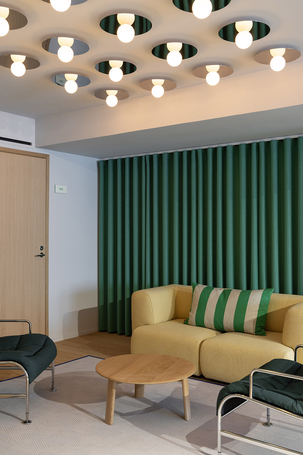 N&auml;yttelij&auml;liitto toimisto design sisustus suunnittelu j&auml;sentila sis&auml;&auml;nk&auml;ynti lounge