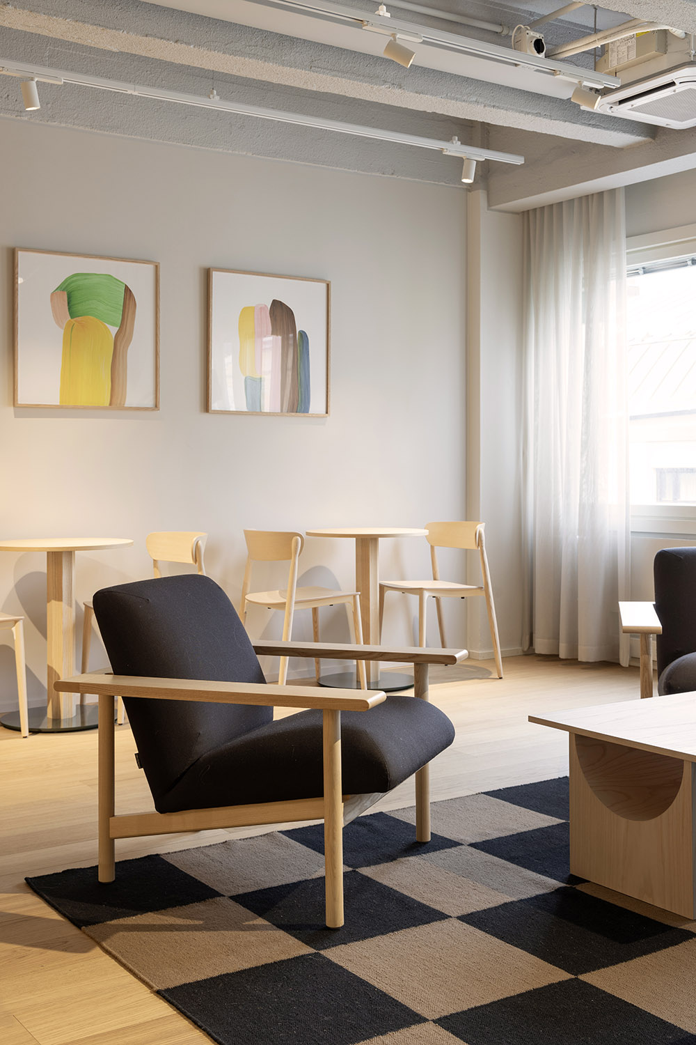 N&auml;yttelij&auml;liitto toimisto design sisustus suunnittelu j&auml;sentila lounge
