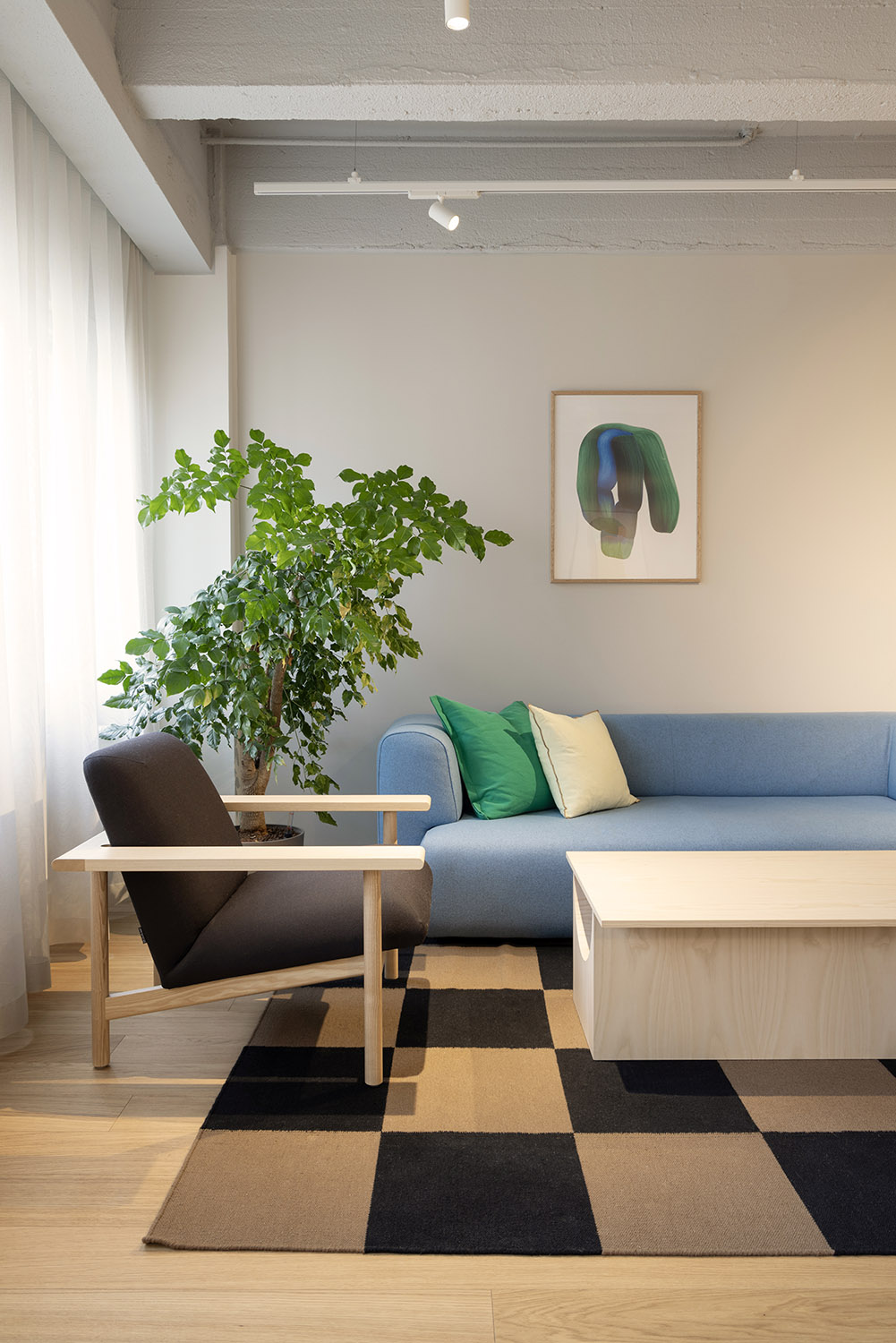 N&auml;yttelij&auml;liitto toimisto design sisustus suunnittelu sofa lounge area