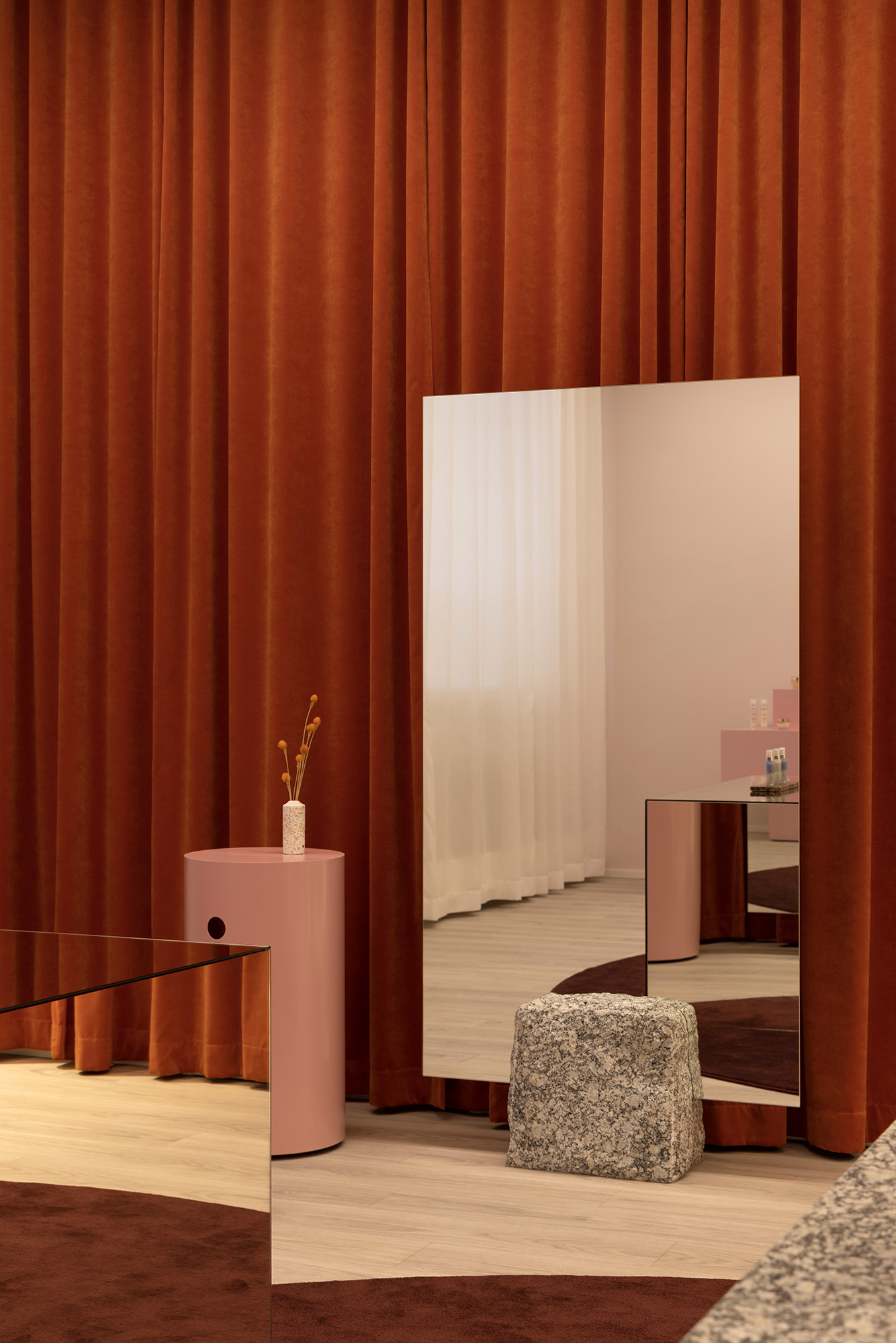 Oriflame showroom design curtains mirror