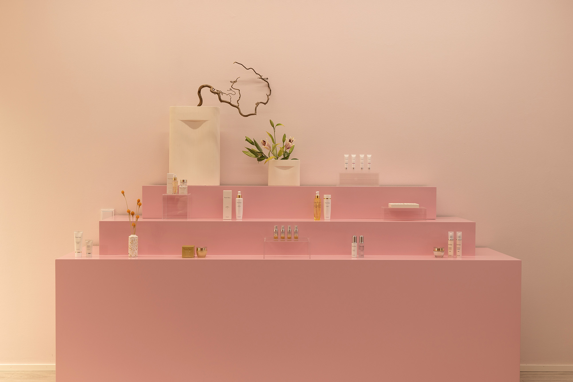 Oriflame showroom design pink podium full