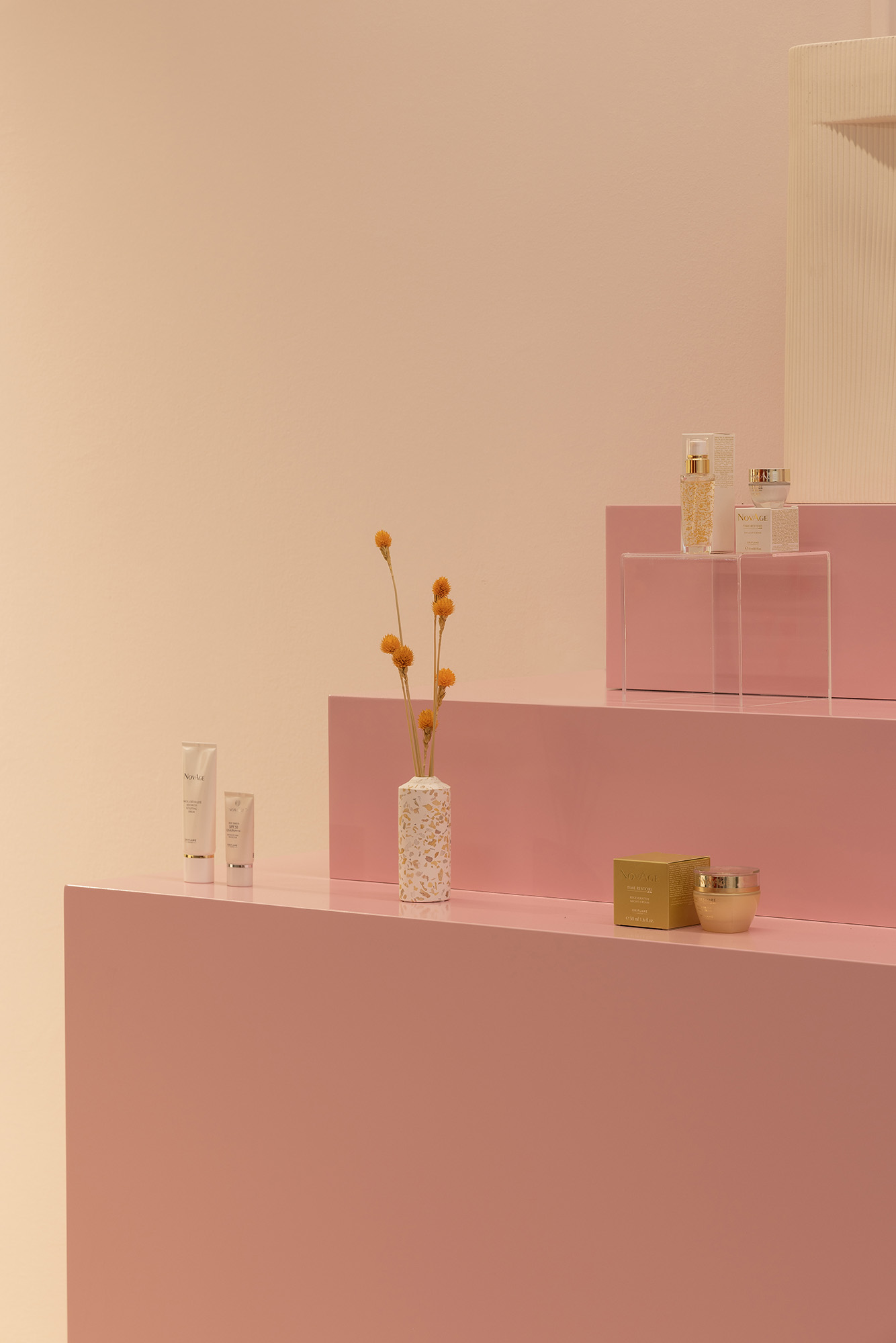 Oriflame showroom design pink podium