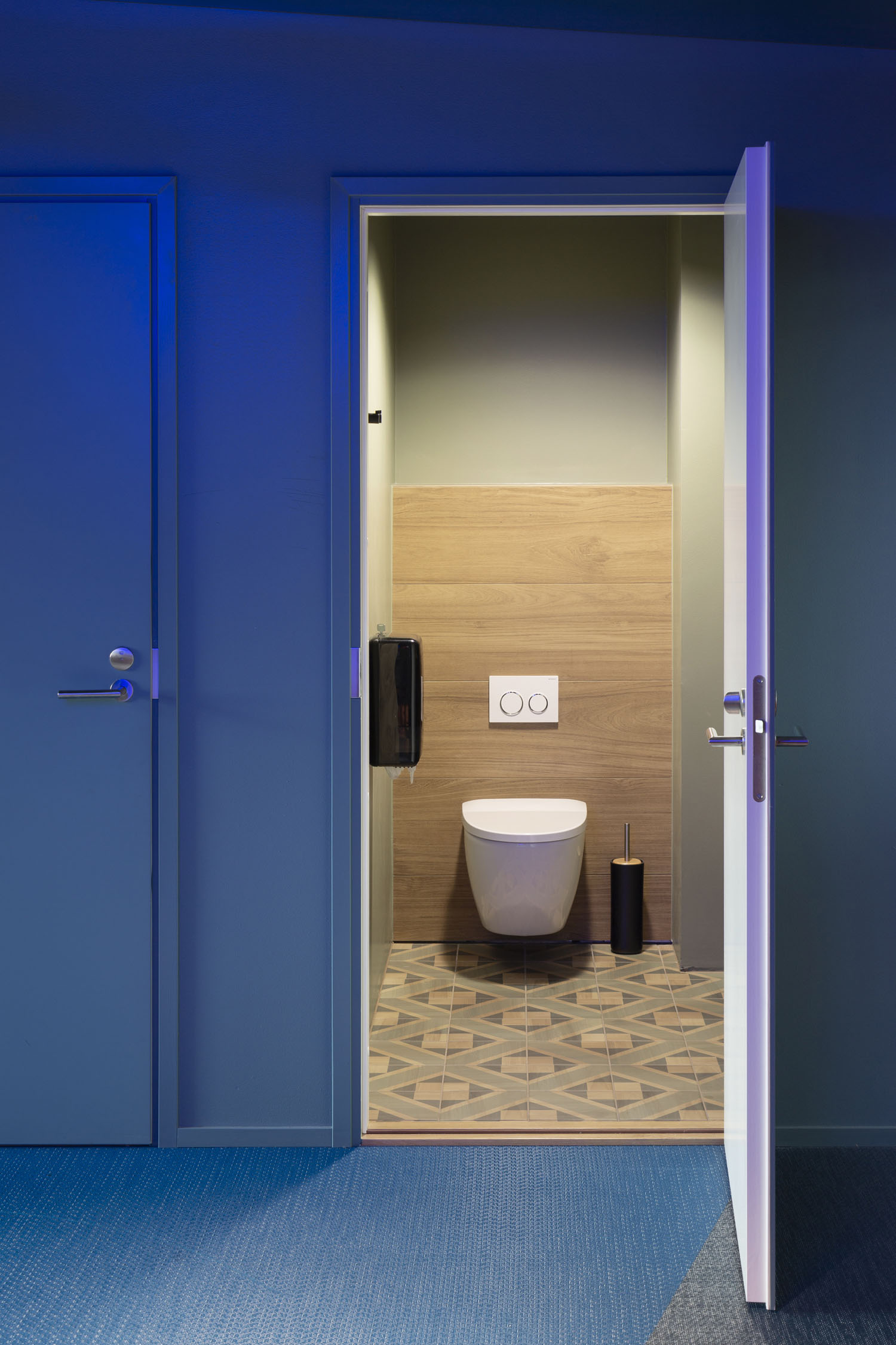 Supermetrics office toilet wc bathroom green
